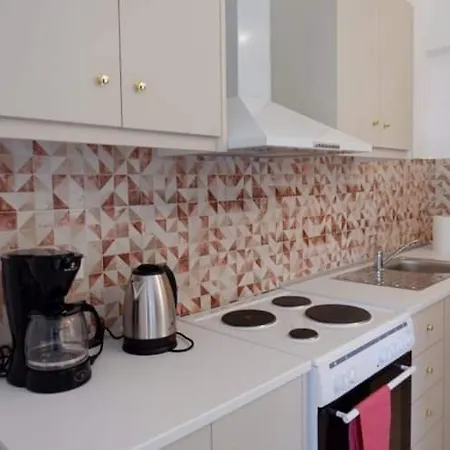 Quiet With Easy Access To Attractions. Rhodes City